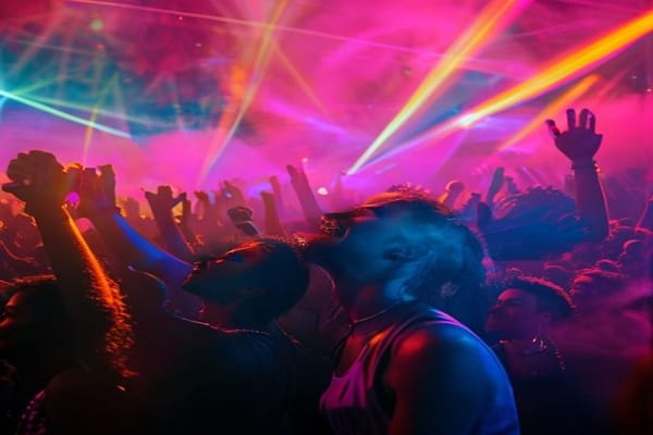 A Vibe Inesquecível: Como a Fotografia Captura a Alma dos Festivais de Música Eletrônica no Brasil